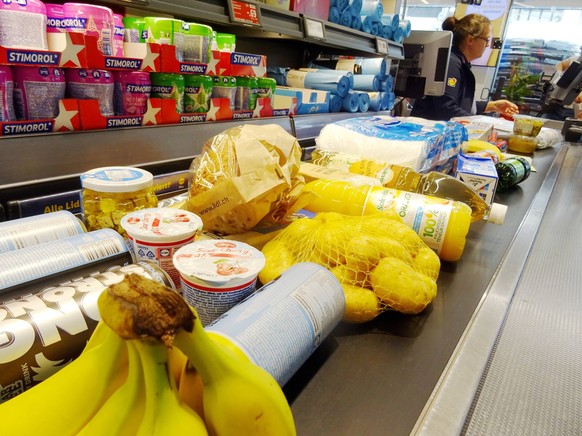 Foto Manuel Geisser 19.05.2022 Bild : Supermarkt . Lebensmittel auf Voerderband an der Supermarktkasse *** Photo Manuel Geisser 19 05 2022 image supermarket food on Voerderband at the supermarket chec ...