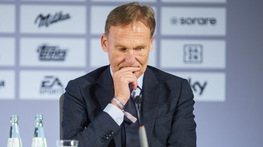 Hans-Joachim Watzke, der designierte Aufsichtsratsvorsitzende der Deutschen Fußball Liga (DFL), sitzt bei einer Pressekonferenz auf dem Podium im Anschluss an die DFL-Mitgliederversammlung, auf der in ...