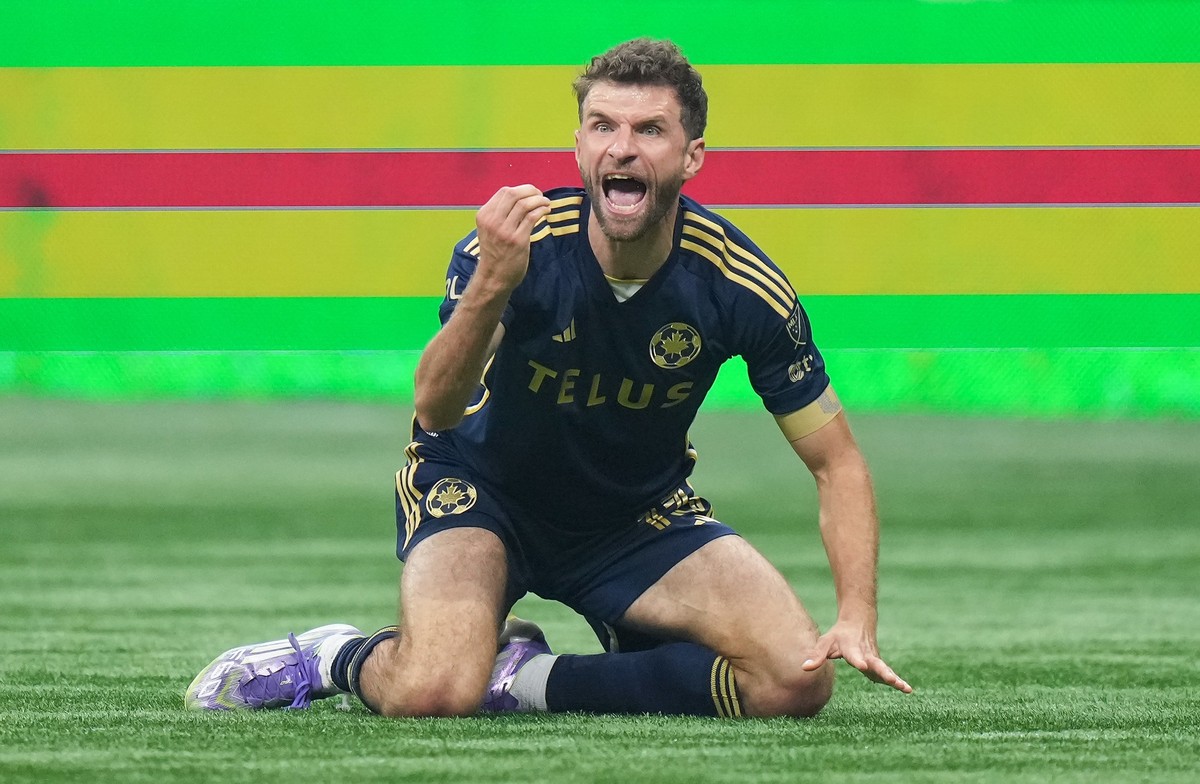 18.10.2025, Kanada, Vancouver: Fußball: MLS, Vancouver Whitecaps - FC Dallas. Thomas Müller von den Vancouver Whitecaps ruft über den Platz. Foto: DARRYL DYCK/The Canadian Press via AP/dpa - ACHTUNG:  ...