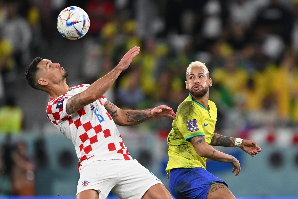 09.12.2022, Katar, Al-Rajjan: Fu�ball, WM 2022 in Katar, Kroatien - Brasilien, Viertelfinale, im Education City Stadion, Kroatiens Dejan Lovren (l) spielt gegen Brasiliens Neymar. Foto: Robert Michael ...