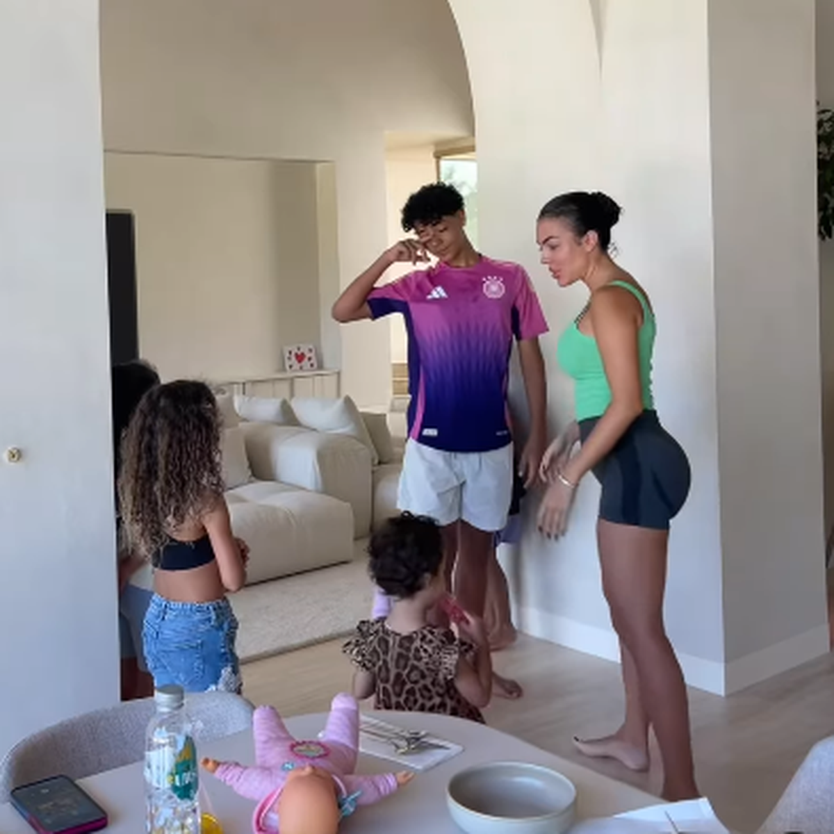 Christiano Ronaldos Sohn zeigt sich im DFB-Trikot.
