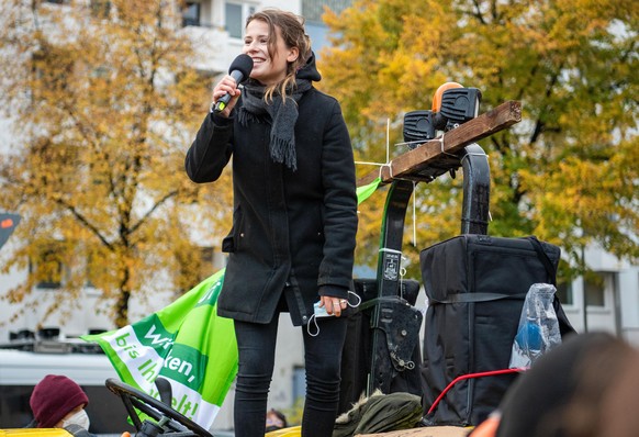 Vor dem Willy-Brandt-Haus hält Klimaaktivistin Luisa Neubauer anlässlich des „Globalen Klimastreiks“ eine Rede. Die Aktionstage, zu dem das Bündnis «Gerechtigkeit Jetzt!» anlässlich der Koalitionsverh ...