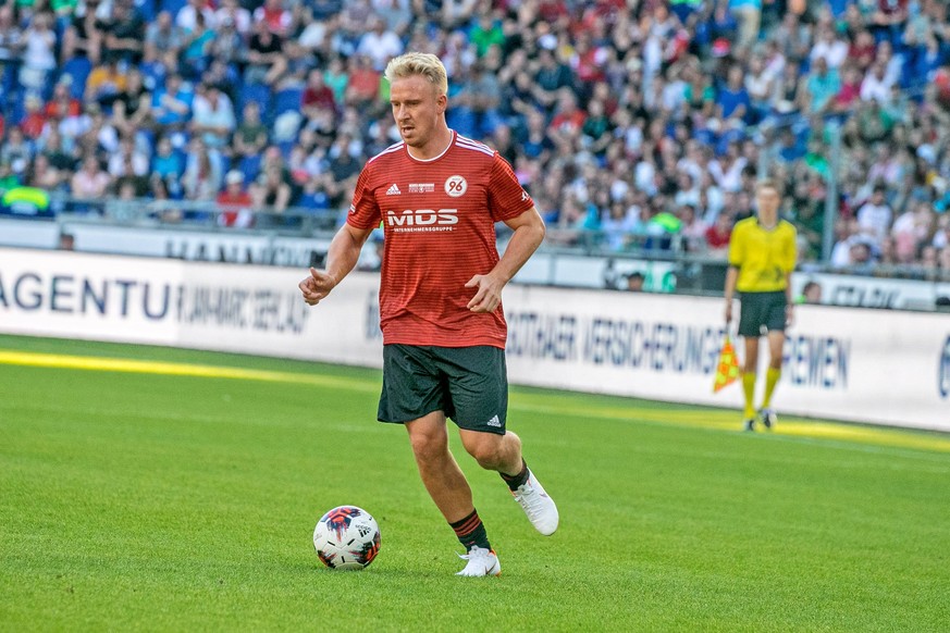 Vom Abschiedsspiel Per Mertesacker und Freunde gegen Weltauswahl am 13.10.2018 in der HDI Arena. Im Foto: Am Ball Mike Hanke *** From the farewell match Per Mertesacker and friends against world selec ...