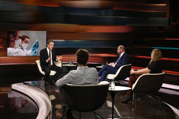 Talkshow Markus Lanz , ZDF 01/21 her Markus Lanz mit seinen Gästen Dagmar Rosenfeld von hinten, Martin Schulz und Viviane Zotzmann v.li. am 28. Januar 2021 in Markus Lanz , ZDF TV Fernsehen Talkshow T ...