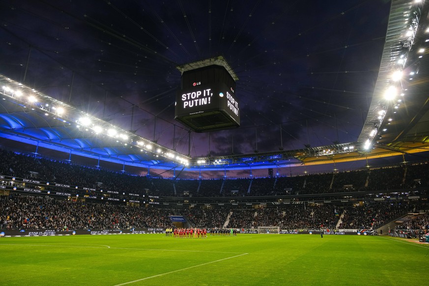 Die Sportwelt setzt Zeichen und verhängt Strafen gegen Russland. Hier fordern Fans und Vereine im Frankfurter Stadion Wladimir Putin auf, den Krieg zu beenden.