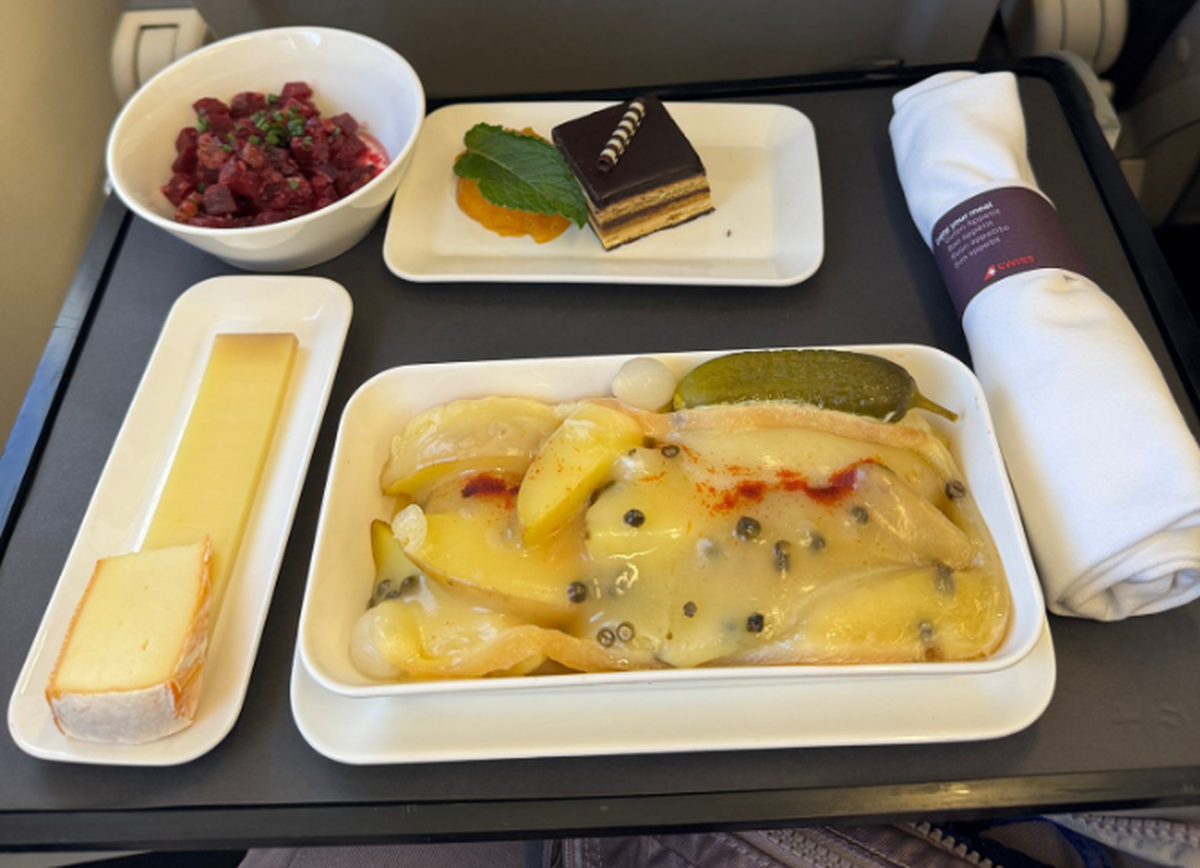 Raclette in luftiger Höhe. Sogar mit Silberzwiebel und Gewürzgurke.