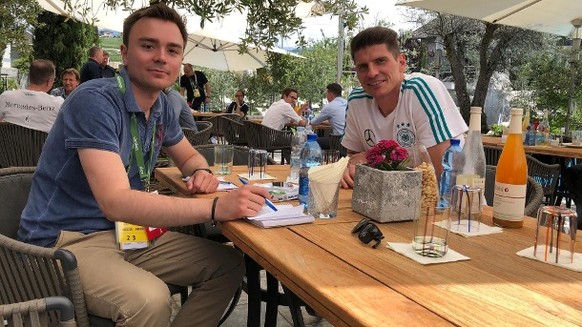 t-online.de-Reporter Luis Reiß mit Nationalstürmer Mario Gomez: Das Interview fand auf der Terrasse des Teamhotels statt.