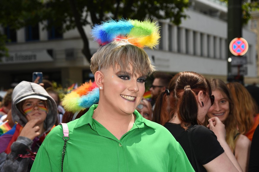 Tim Kampmann twenty4tim Promis bei der CSD Christopher Street Day Demo / Parade in Berlin am 23.07.2022 *** Tim Kampmann twenty4tim celebs at the CSD Christopher Street Day Demo Parade in Berlin on 23 ...