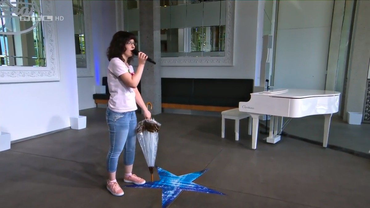 Sarah hat mit ihrem Regenschirm eine Choreo einstudiert, die die Jury jedoch nicht überzeugt.