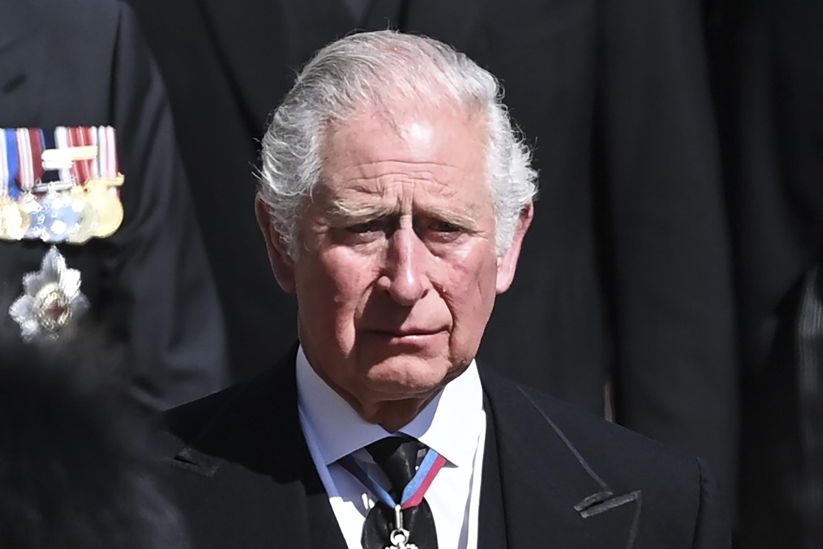 17.04.2021, Großbritannien, Windsor: Eine Träne läuft Prinz Charles, britischer Thronfolger, über die Wange, als er während der Trauerzugs dem Sarg seines Vaters folgt. Die Trauerfeier und Beisetzung  ...
