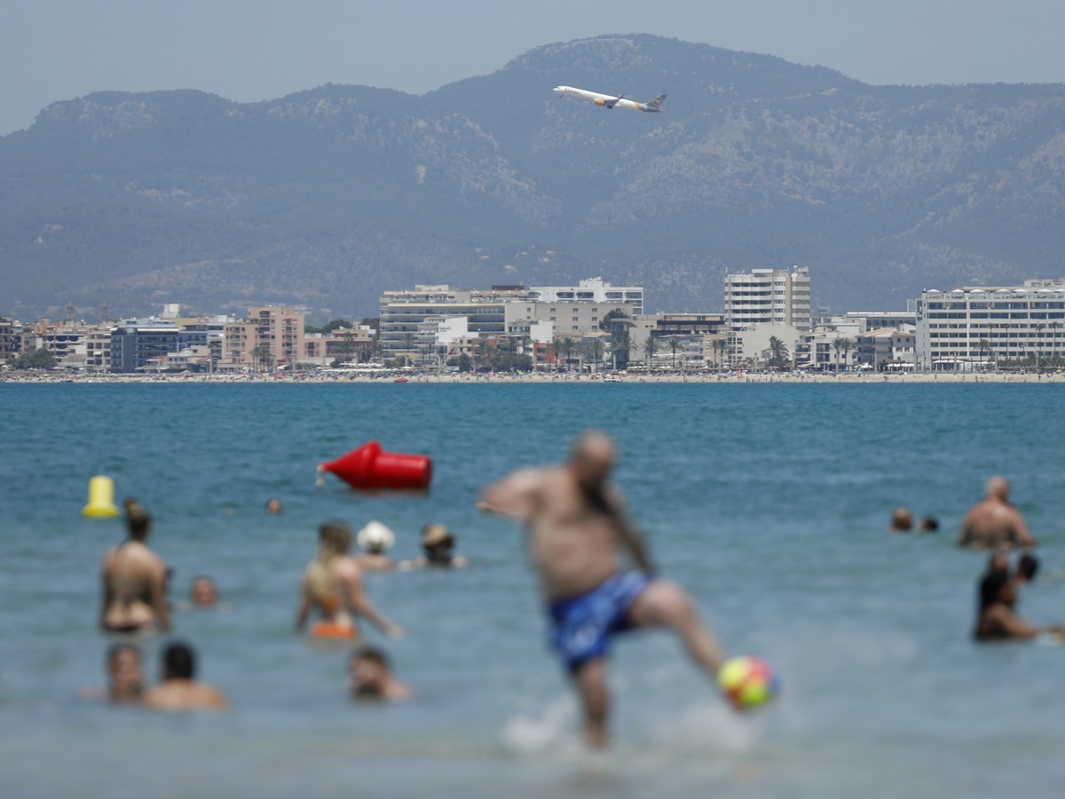 08.07.2022, Spanien, Palma: Ein Flugzeug fliegt