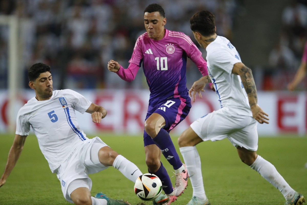 MONCHENGLADBACH - l-r Andreas Bouchalakis of Greece, Jamal Musiala of Germany, during the friendly Interland match between Germany and Greece at Borussia-Park on June 7, 2024 in Monchengladbach, Germa ...