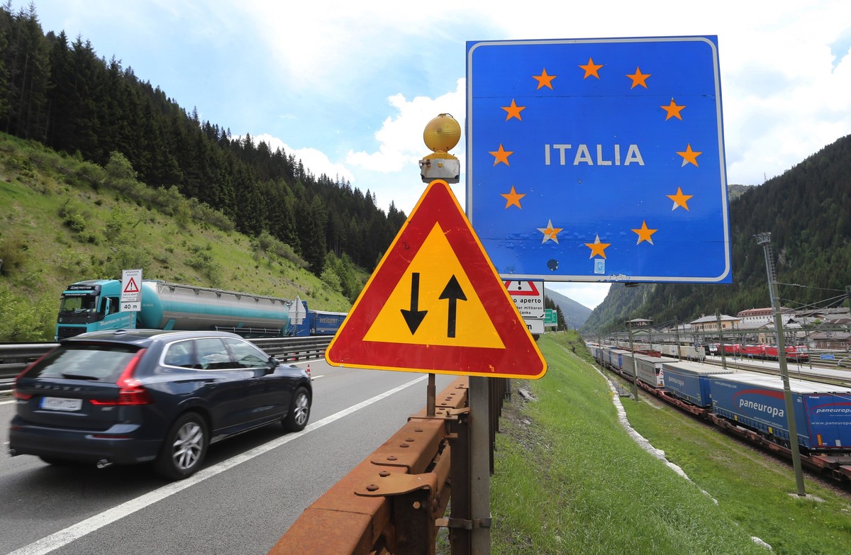 ARCHIV - 03.06.2020, Italien, Brenner: Ein Auto passiert die �sterreichisch-italienische Grenze. (zu dpa: �Italien f�hrt wegen G7-Gipfel wieder Grenzkontrollen ein�) Foto: Karl-Josef Hildenbrand/dpa + ...