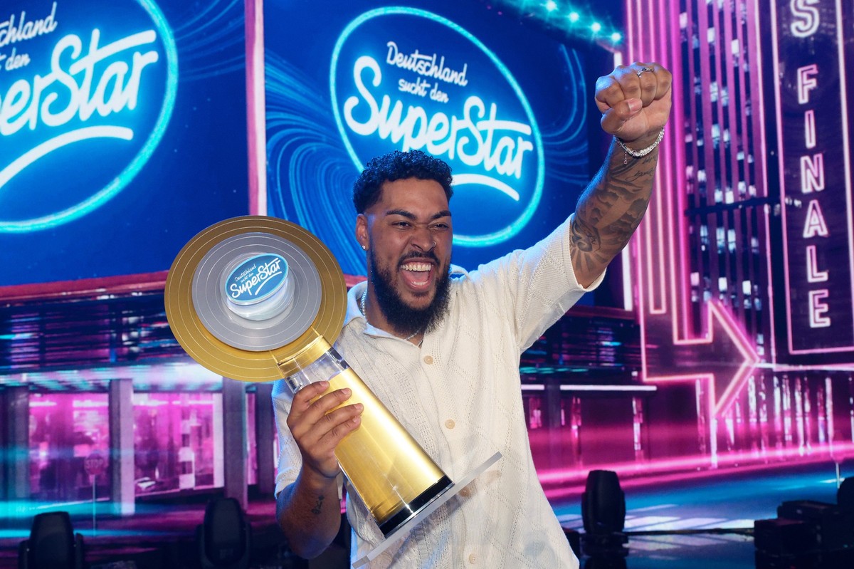16.04.2023, Nordrhein-Westfalen, Köln: Sem Eisinger, Sieger der Castingshow &quot;Deutschland sucht den Superstar&quot;, steht nach dem Finale auf der Bühne. Foto: Henning Kaiser/dpa +++ dpa-Bildfunk  ...