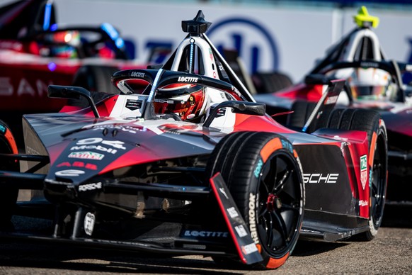 22.04.2023, Berlin: Motorsport: Formel-E: Berlin E-Prix am Tempelhofer Feld, Rennen: Pascal Wehrlein vom Team Tag Heuer Porsche Formula E auf der Strecke. Foto: Fabian Sommer/dpa +++ dpa-Bildfunk +++