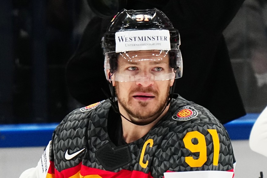 ARCHIV - 18.05.2023, Finnland, Tampere: Eishockey: WM, Vorrunde, Gruppe A, Gruppenspielrunde, Dänemark - Deutschland: Deutschlands Moritz Müller jubelt nach dem dritten Tor seiner Mannschaft. Auch geg ...