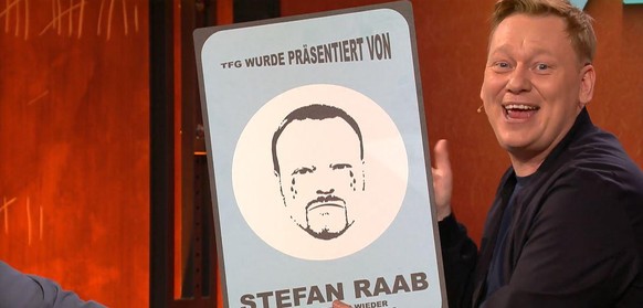 Stefan Raab weinte auf einem Gastgeschenk an Knossi.