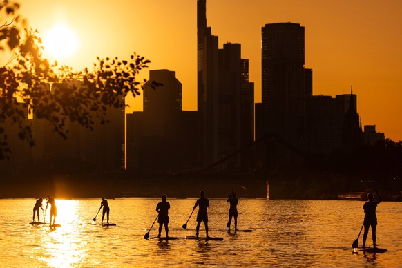 Sonnenuntergang hinter der Frankfurter Skyline Die Sonne geht hinter der Frankfurter Bankenskyline unter. Frankfurt am Main Hessen Deutschland *** Sunset behind the Frankfurt skyline The sun sets behi ...