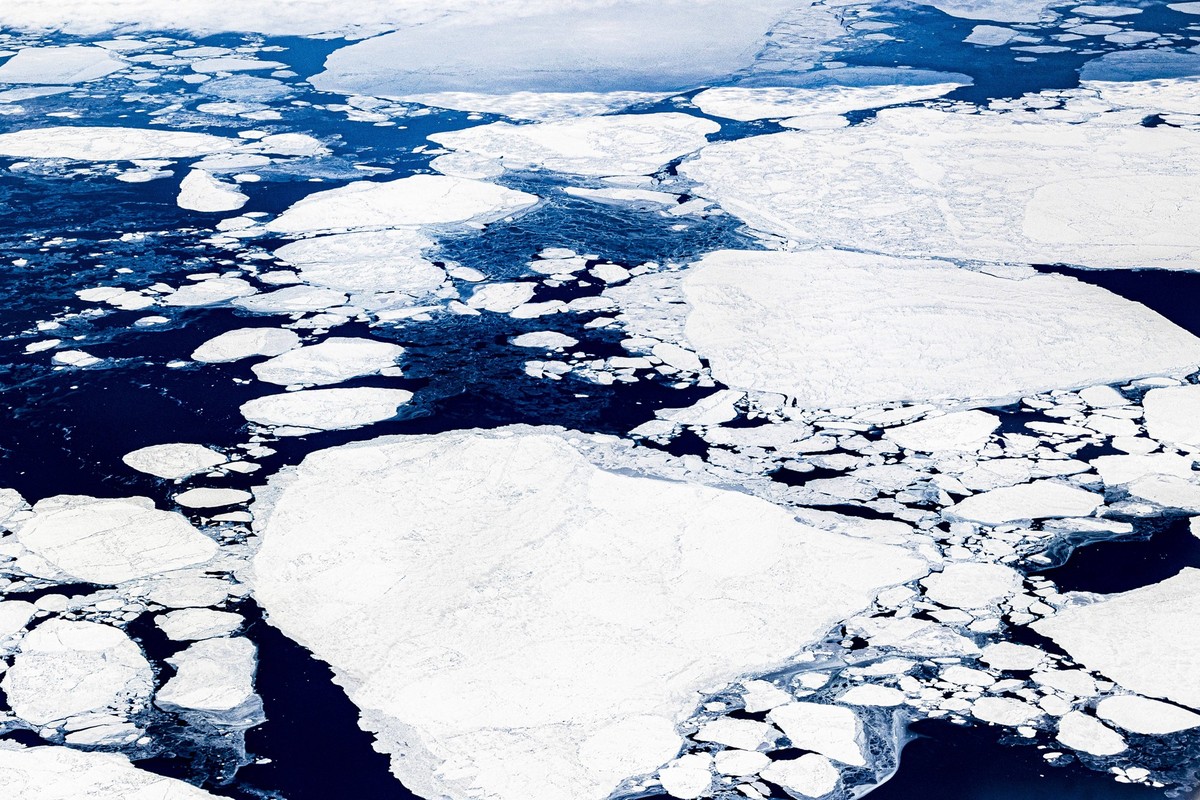 Blick aus einem Flugzeug auf Packeis bei Groenland, 13.05.2023. Groenland Groenland *** View from a plane on pack ice near Groenland, 13 05 2023 Groenland Groenland Copyright: xLeonxKuegeler/photothek ...