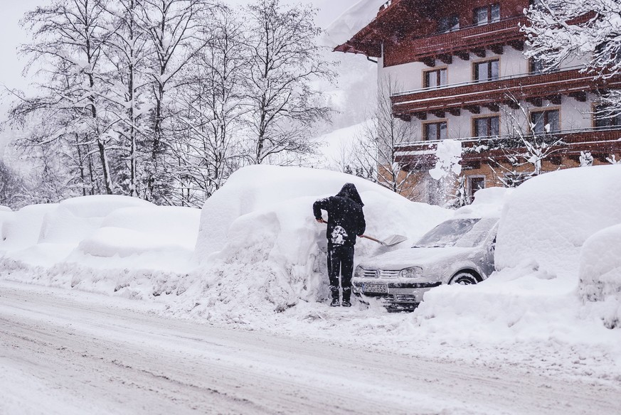 Saalbach Hinterglemm THEMENBILD - ein Tourist befreit sein Fahrzeug vom Schnee auf einem Parkplatz, aufgenommen am 09. Jaenner 2019 in Saalbach, Oesterreich // a tourist clear his vehicle from snow in ...