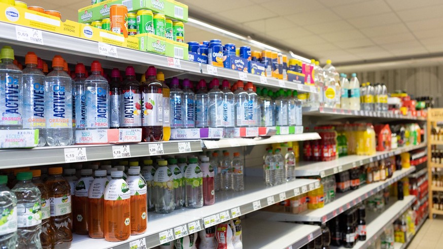 Getränke von verschiedenen Herstellern im Regal beim Discounter, unter anderem Active. Landkreis Osnabrück Niedersachsen *** Drinks from different manufacturers on the shelf at the discounter, includi ...