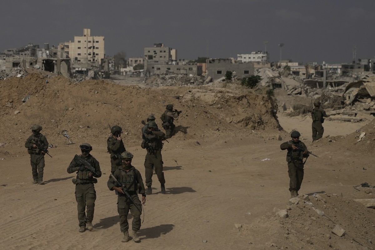 ARCHIV - 13.09.2024, Palästinensische Gebiete, Gaza-Streifen: Israelische Soldaten nehmen während einer Bodenoperation im südlichen Gazastreifen Stellung ein. (FOTO UNTER IDF-AUFSICHT AUFGENOMMEN UND  ...