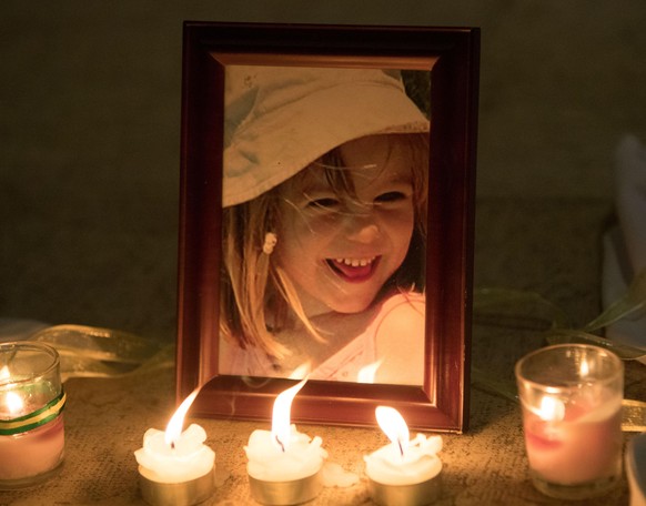 In Gedenken an Maddie wurde ein Bild aufgestellt und Kerzen angezündet.