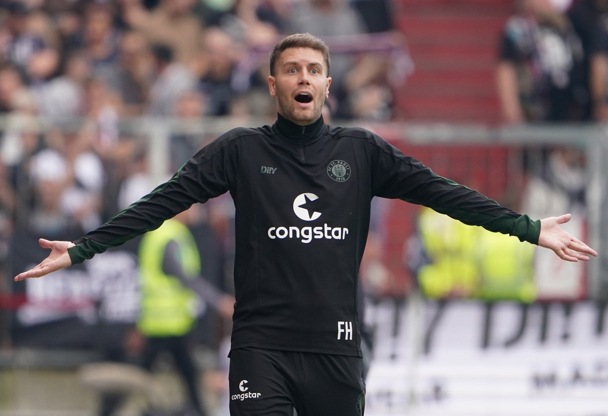 05.08.2023, Hamburg: Fußball: 2. Bundesliga, 2. Spieltag, FC St. Pauli - Fortuna Düsseldorf, im Millerntor-Stadion. St. Paulis Trainer Fabian Hürzeler gestikuliert am Spielfeldrand. Foto: Marcus Brand ...