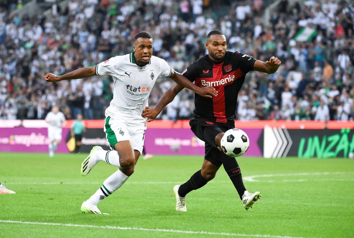 Jonathan Tah Bayer 04 Leverkusen, re., gegen Alassane Plea Borussia Moenchengladbach 26.08.2023, Fussball GER, Saison 2023/2024, 1. Bundesliga, 2. Spieltag, Borussia M�nchengladbach - Bayer 04 Leverku ...
