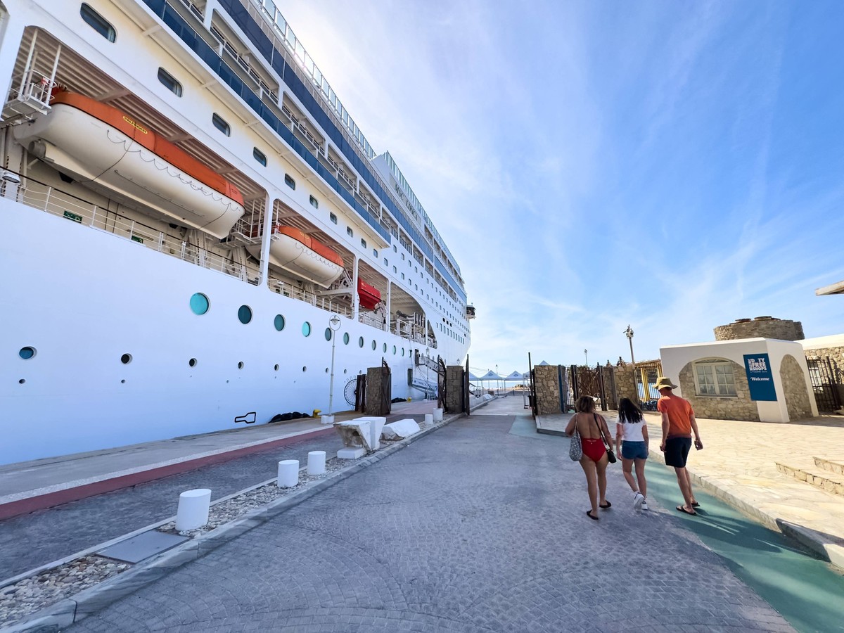 Mykonos, Greece - 7 May 2024: Cruise theme picture, vacationers walk back to the cruise ship MSC Lirica in the port of Mykonos in Greece *** Kreuzfahrt Themenbild, Urlauber laufen zurück auf das Kreuz ...