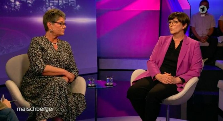 Rentnerin Ursula Uhlmann und SPD-Parteichefin Saskia Esken diskutieren über Altersarmut.
