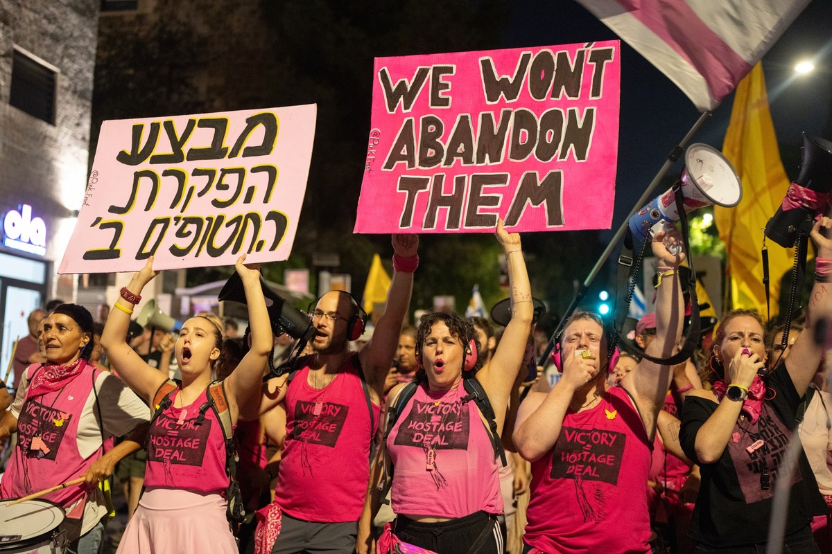 dpatopbilder - 06.09.2025, Israel, Jerusalem: Israelis halten während eines Marsches in Jerusalem Schilder und fordern einen Waffenstillstand, die Freilassung der Geiseln und ein Ende des Krieges. Fot ...
