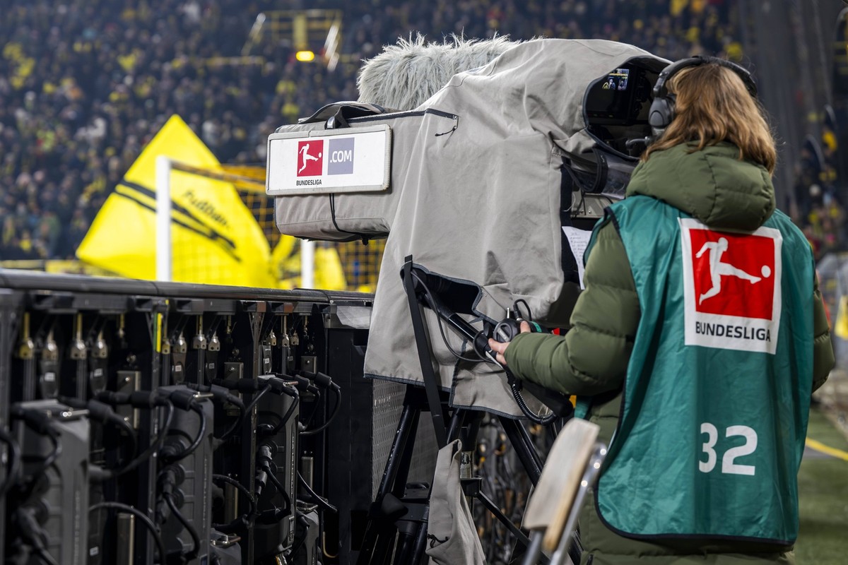 15.12.2024: Fu�ball: Borussia Dortmund - TSG Hoffenheim, 14. Spieltag im Signal-Iduna-Park. Eine Kamerafrau filmt das Geschehen. WICHTIGER HINWEIS: Gem�� den Vorgaben der DFL und des DFB ist es unters ...