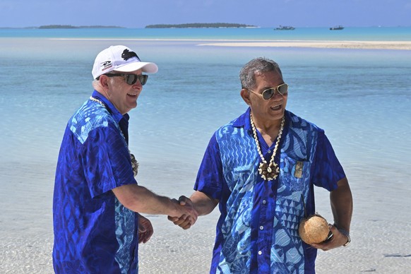 09.11.2023, Cookinseln, Aitutaki: Anthony Albanese (l), Premierminister von Australien, und Kausea Natano, Premierminister von Tuvalu, schütteln sich auf One Foot Island die Hände, nachdem sie an der  ...