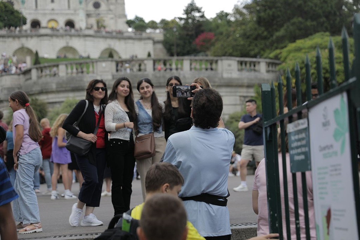PARIS, FRANCE - JULY 30: Tourists crowd the streets of Montmartre as locals express concerns about overtourism, with many shops catering to visitors and numerous homes converted to short-term rentals ...