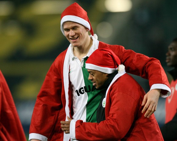 Weihnachtsmann-Freunde: Alexander Madlung und Marcelinho vom VfL Wolfsburg.