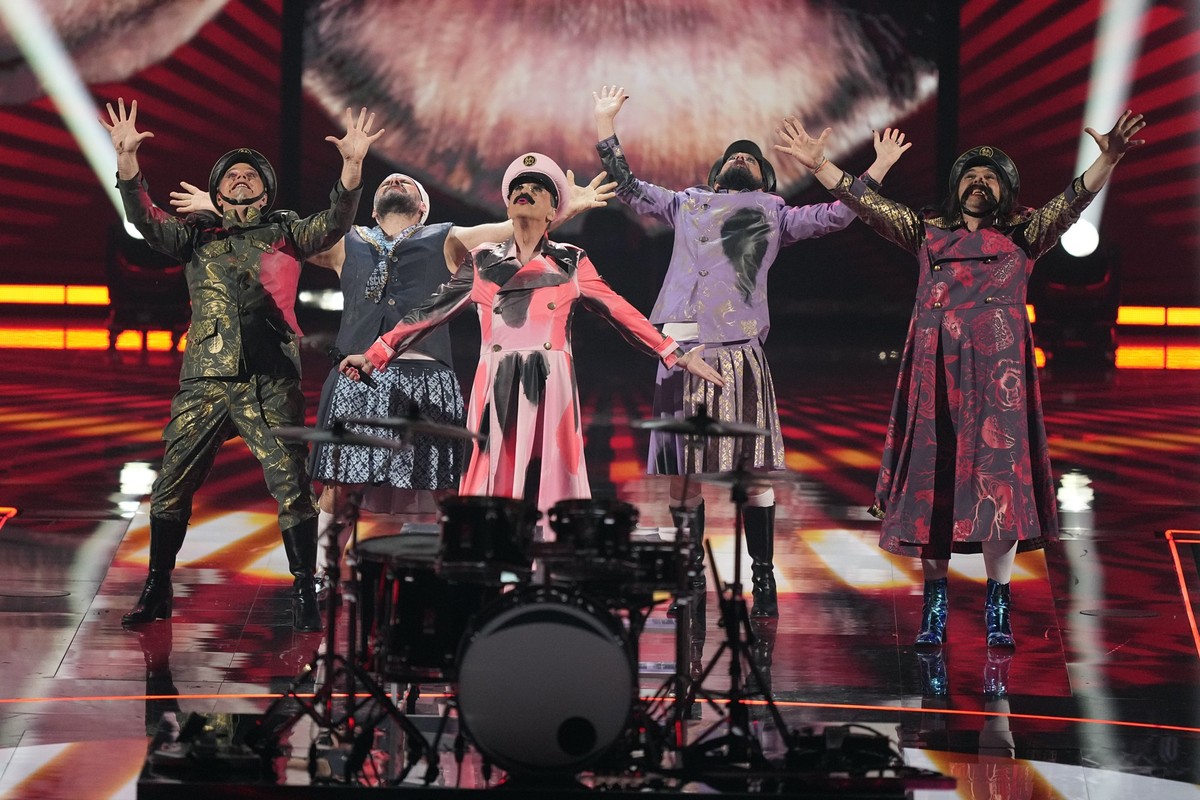 13.05.2023, Großbritannien, Liverpool: Let 3 aus Kroatien singen «Mama ·C» beim Finale des 67. Eurovision Song Contest (ESC) in der M&amp;S Bank Arena. Die schwedische Sängerin hat für Schweden den Eu ...