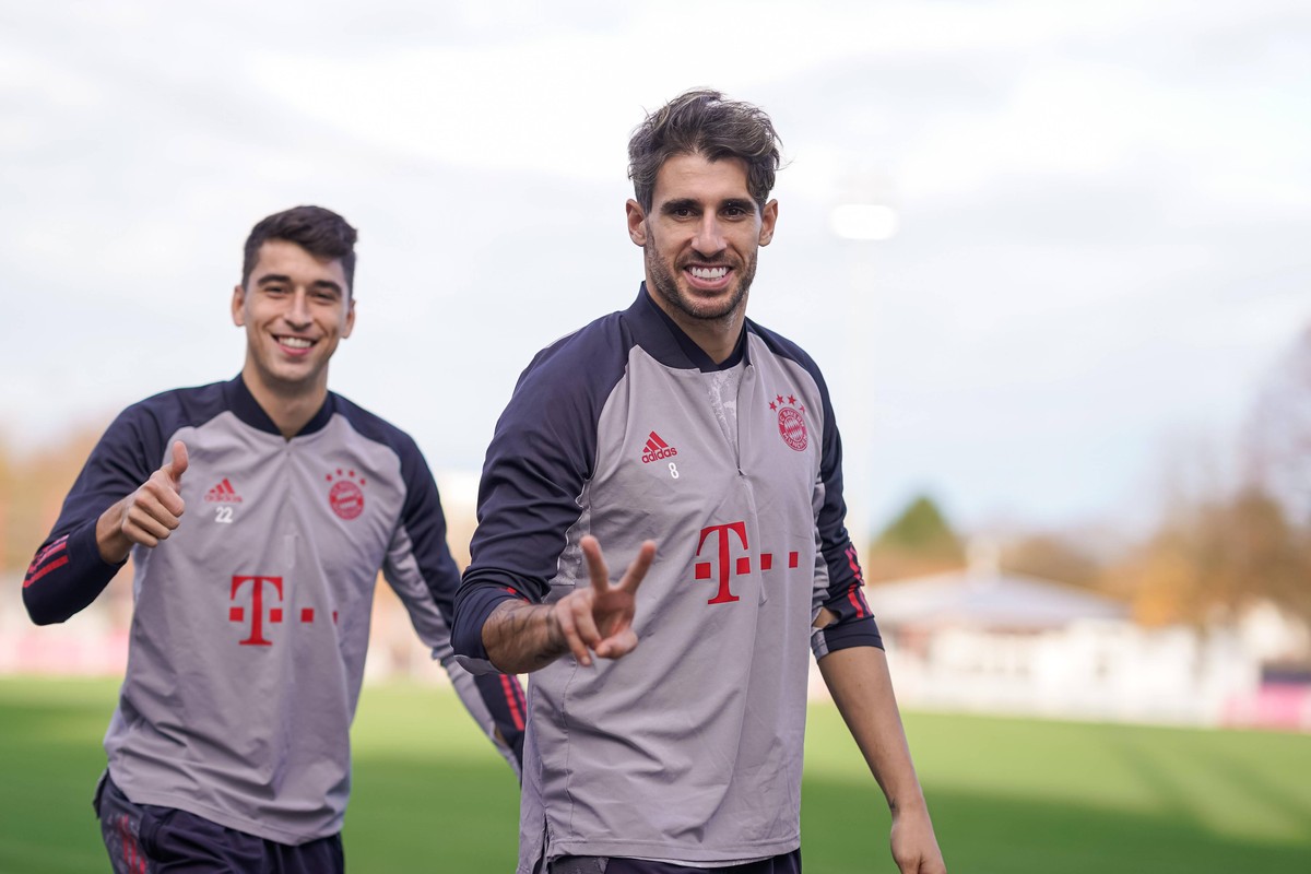 Ein junger Spanier und ein nicht mehr ganz so junger Spanier: Javi Martínez (r.) hilft Marc Roca bei der Integration in München.