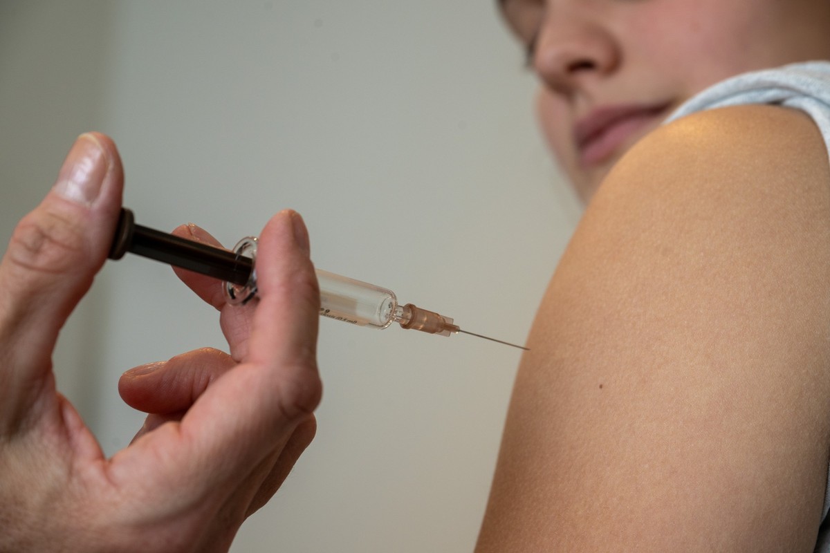ARCHIV - 12.12.2023, Bayern, Planegg: Gynäkologin Stephanie Eder setzt bei der HPV-Impfung in einer Frauenarztpraxis eine Injektion in den Oberarm einer Jugendlichen. (zu dpa: «Experten: Impfquote bei ...