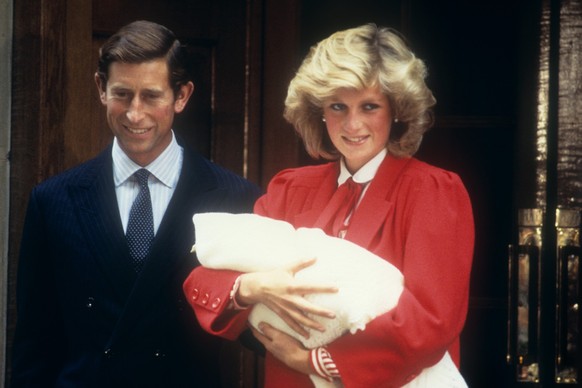 ARCHIV - 16.09.1984, Gro�britannien, London: Prinzessin Diana h�lt ihren neugeborenen Sohn Prinz Harry auf den Armen, als sie mit ihrem Mann Prinz Charles das Krankenhaus verl�sst. (zu dpa �Ein Prinz  ...