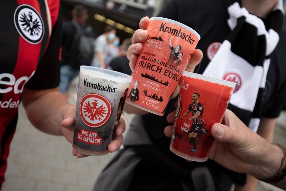 31.07.2021,xjfx Fussball, Testspiel, Saison 2021 - 2022, Eintracht Frankfurt AS St-Etienne , GER, Frankfurt am Main, Deutsche Bank Park Bild: v. li. Endlich ein Stadionbier mit Freunde anstossen DFL R ...