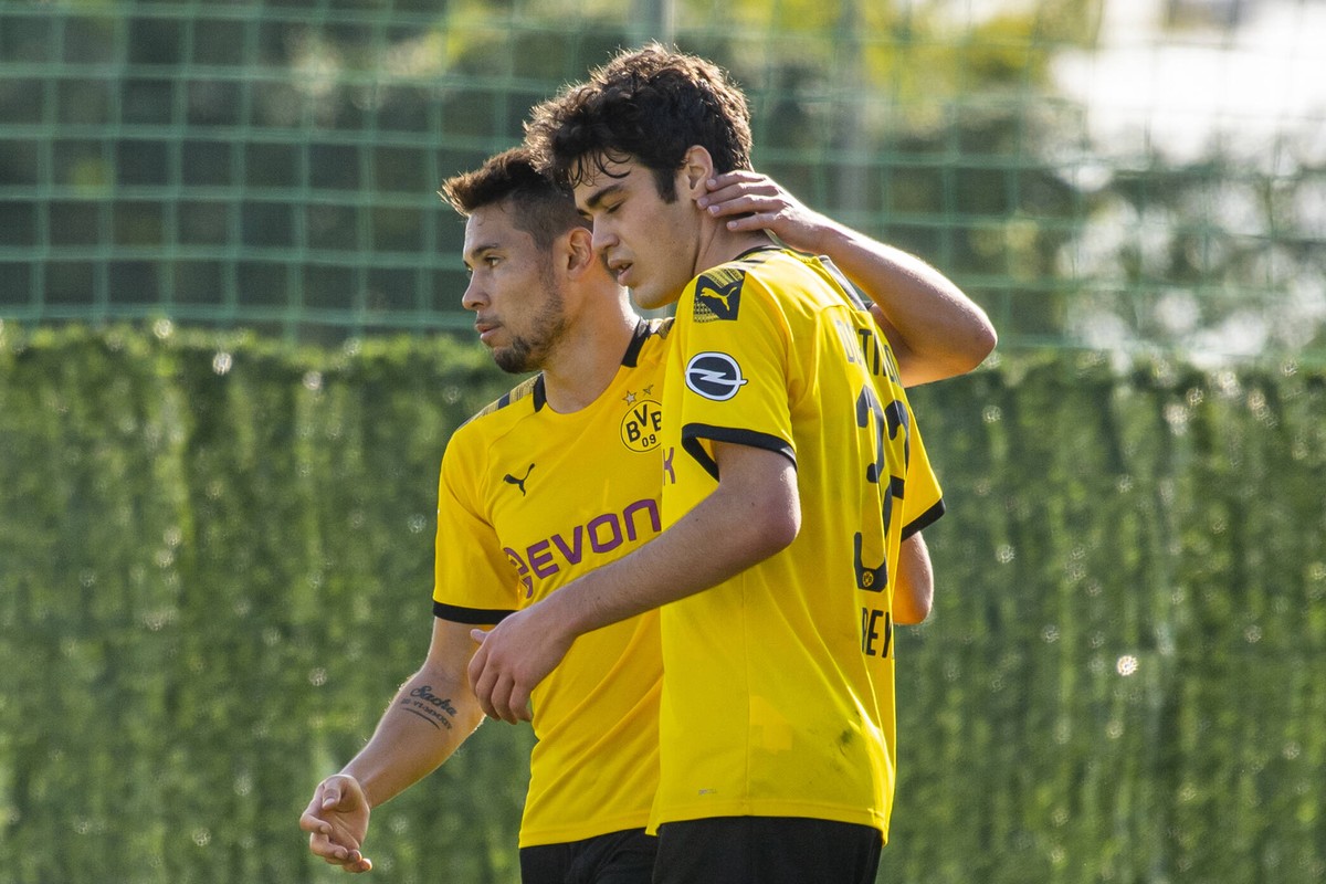 Gut gemacht: Raphael Guerreiro (l.) tätschelt Giovanni Reyna.