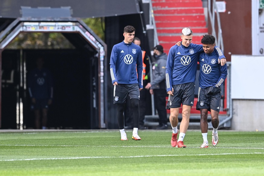 Kai Havertz, Nico Schlotterbeck und Karim Adeyemi auf dem Weg zum Training im Millerntor-Stadion. GES/ Fussball/ Training der deutschen Fussball-Nationalmannschaft in Hamburg, 10.10.2021 Football / So ...