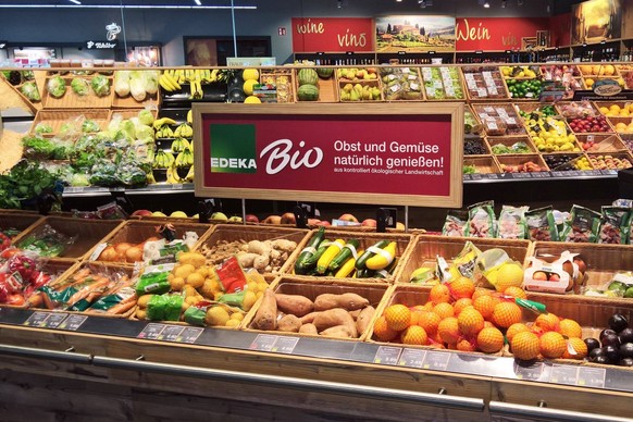 Edeka Supermarkt, Abteilung fuer Bio - Obst und Gemuese aus kontrolliert oekologischer Landwirtschaft