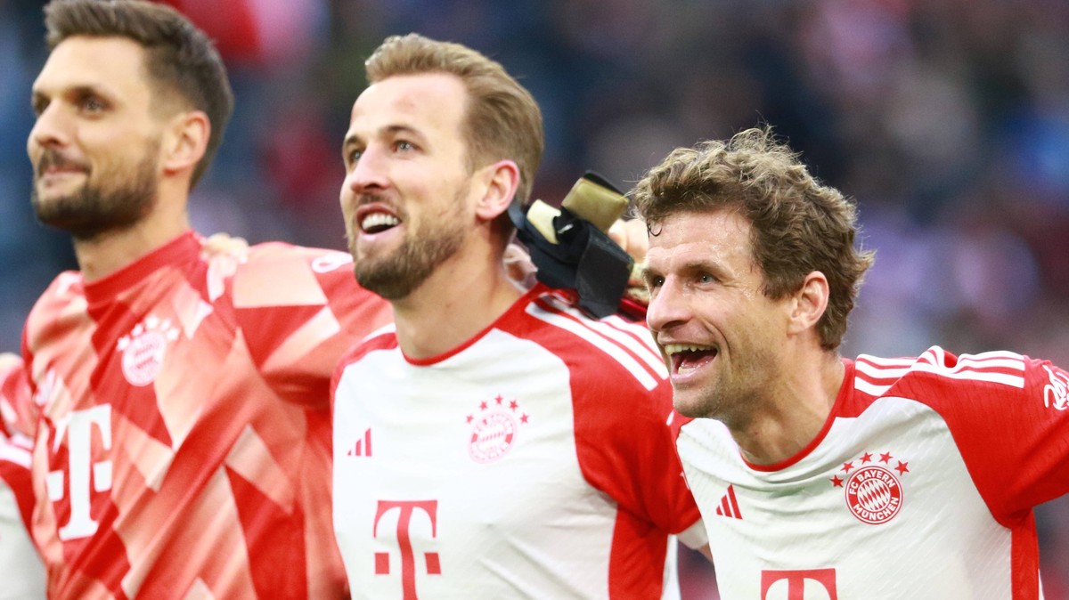 v.l. 26 Sven Ulreich, 9 Harry Kane, 25 Thomas Mueller FCB jubeln am Schluss, Schlussjubel, Fussball / 1. BL / FC Bayern Muenchen - SV Darmstadt 98 / 28.10.2023 / Allianz Arena / FOTO: Mladen Lackovic ...