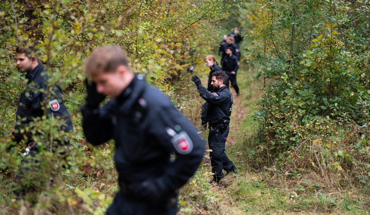 14.10.2024, Niedersachsen, Melbeck: Polizisten suchen unweit eine Campingplatzes nach dem Vermissten. Nach dem Verschwinden eines Studenten bei einer Party auf einem Campingplatz an der Ilmenau fehlt ...