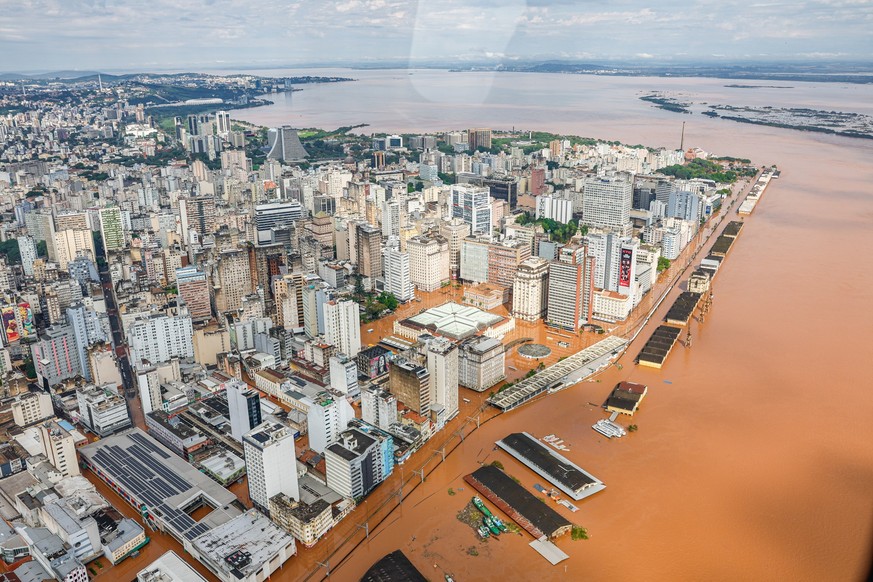 HANDOUT - 05.05.2024, Brasilien, Canoas: Auf diesem vom brasilianischen Präsidentenamt zur Verfügung gestellten Bild sind die Überschwemmungen in der Stadt zu sehen. (zu dpa «Mindestens 78 Tote bei Üb ...