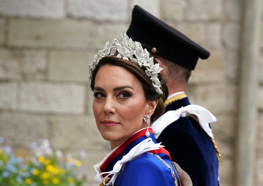 dpatopbilder - 06.05.2023, Gro�britannien, London: William, Prinz von Wales, und Kate, Prinzessin von Wales, bei ihrer Ankunft in der Westminster Abbey vor der Kr�nungszeremonie von K�nig Charles III. ...
