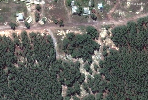 HANDOUT - 29.08.2022, Ukraine, Isjum: Dieses von Maxar Technologies bereitgestellte Satellitenbild zeigt den Eingang zu einem Friedhof, das Zentrum und den Wald in Isjum, Ukraine, am 29. August 2022.  ...