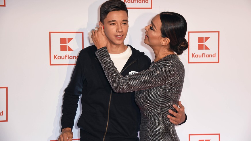 Verona Pooth mit Sohn San Diego Pooth bei der Präsentation der Kaufland Star Wars Kollektion im Gasometer in Berlin am 27.11.2019 *** Verona Pooth with son San Diego Pooth at the presentation of the K ...